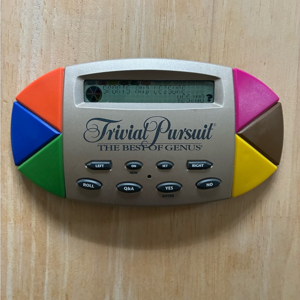 Trivial Pursuit The Best Of Genus Handheld Travel Electronic Game 1997 - Works